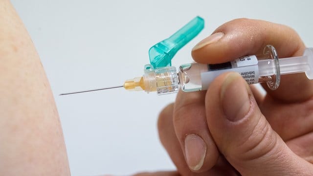 Grippeimpfung in der Apotheke? Gesundheitsminister Spahn kann sich das vorstellen. Grippeimpfung in der Apotheke? Gesundheitsminister Spahn kann sich das vorstellen.