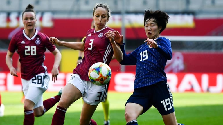 Schaulaufen für den WM-Kader: Kathrin Hendrich kämpft mit Japans Jun Endo um den Ball.