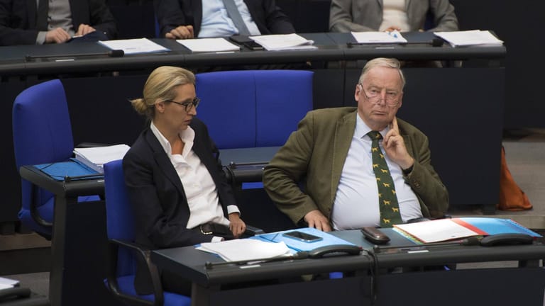 Die beiden Vorsitzenden der AfD-Bundestagsfraktion Alexander Gauland und Alice Weidel bei einer Plenarsitzung im Deutschen Bundestag: Die Partei will jetzt einen dritten Kandidaten vorschlagen für das Amt des Vizepräsidenten des Parlaments.
