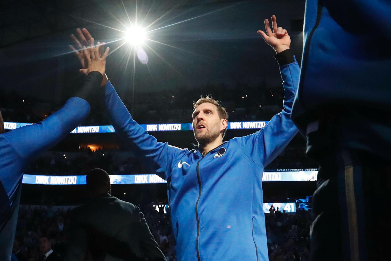 Legende beim Abschied: Dirk Nowitzki bei seinem letzten Heimspiel für die Dallas Mavericks.