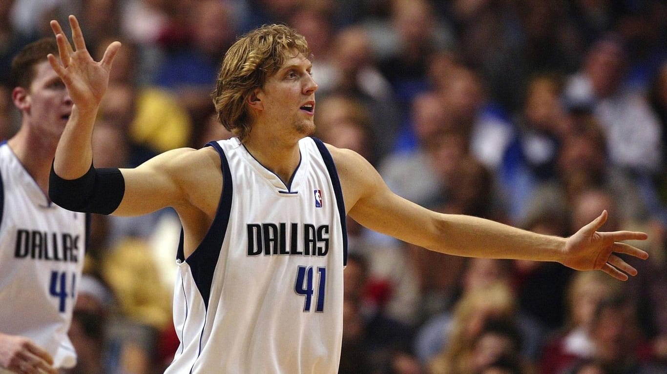 Dirk Nowitzki 2003: Seit 21 Jahren läuft er für die Dallas Mavericks in der NBA auf. Nach der Saison könnte Schluss sein.