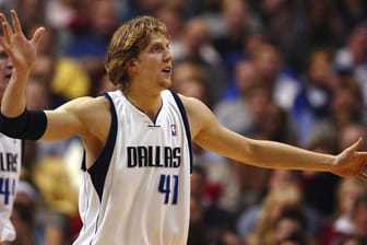 Dirk Nowitzki 2003: Seit 21 Jahren läuft er für die Dallas Mavericks in der NBA auf. Nach der Saison könnte Schluss sein.