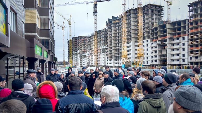Andrang zur Besichtigung eines Neubaus (Symbolfoto): In Deutschland ist mancherorts die Wohnungsnot groß.