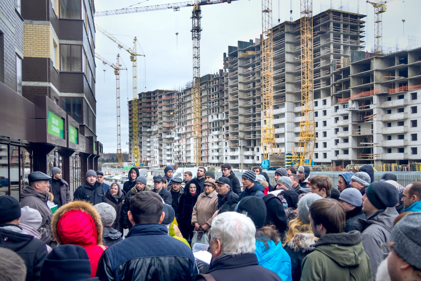 Andrang zur Besichtigung eines Neubaus (Symbolfoto): In Deutschland ist mancherorts die Wohnungsnot groß.