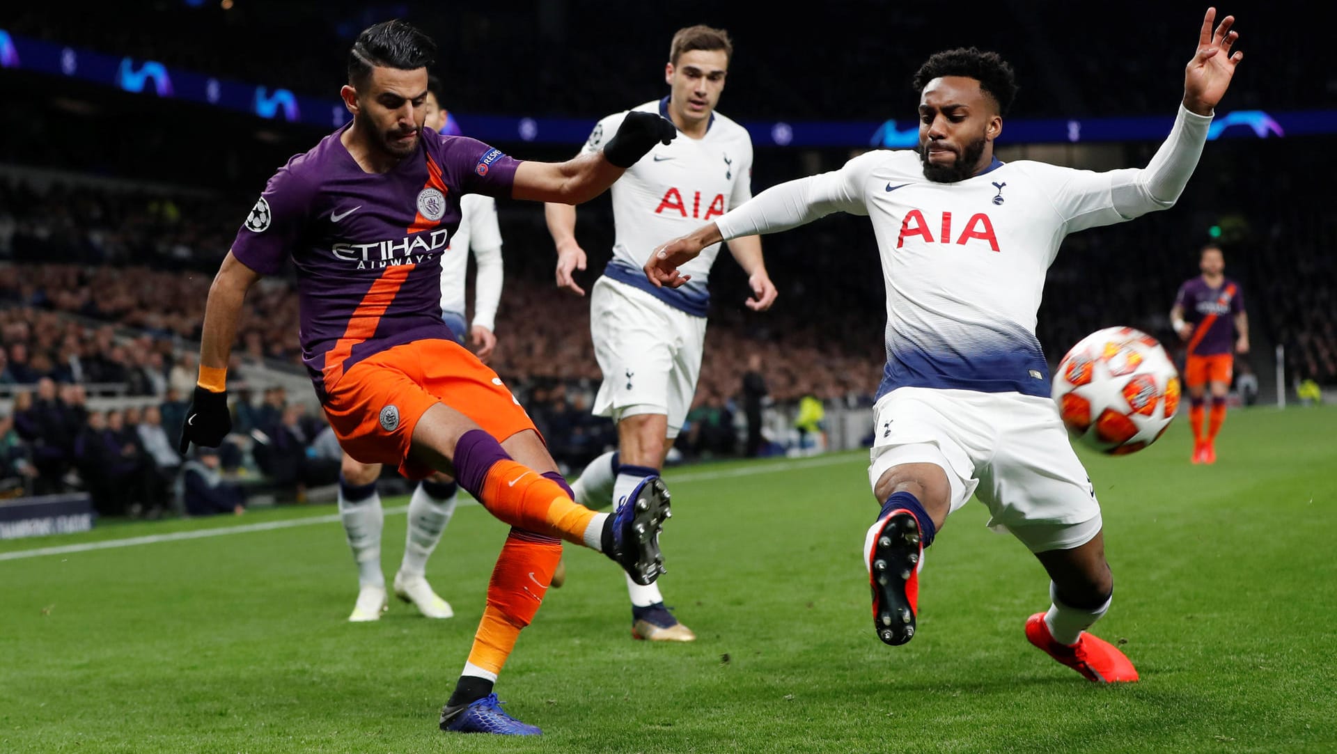 Tottenhams Danny Rose (r.) versucht eine Flanke von Riyad Mahrez zu blocken.