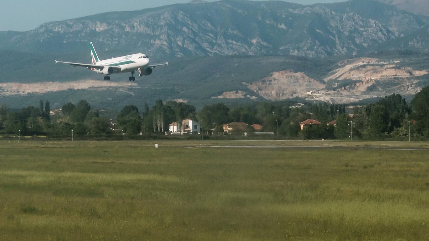 Ein Flugzeug landet in Tirana: Passagiere eines Jets wurden Augenzeugen eines Raubüberfalls.
