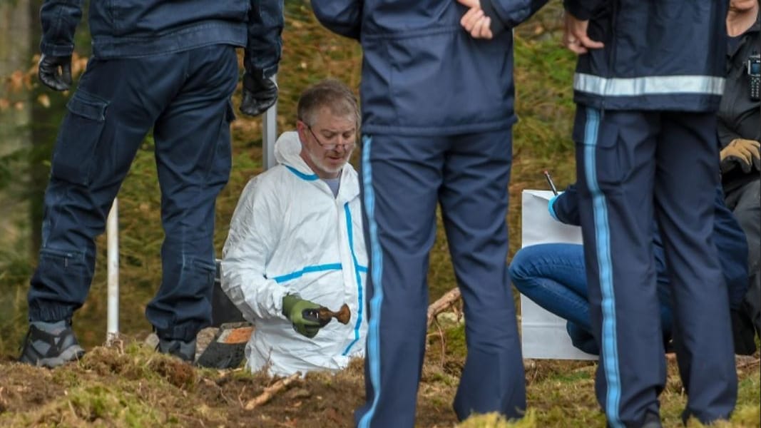 Einsatzkräfte der Polizei graben an einem möglichen Ablageort einer Mädchenleiche.