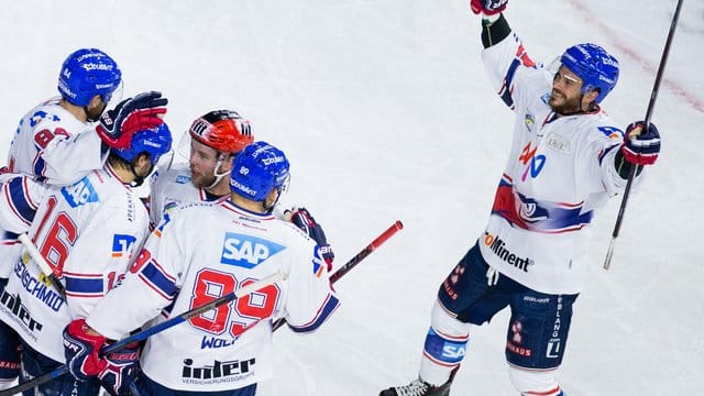 Die Adler Mannheim feiern den Einzug ins DEL-Finale.