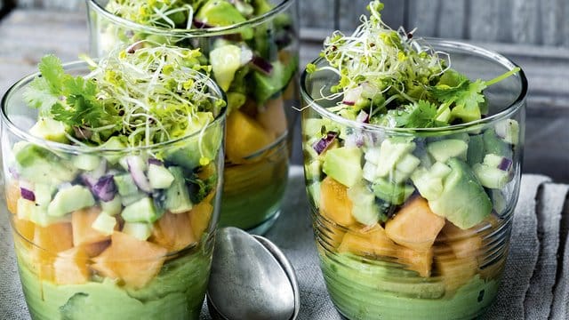 Eine Avocado-Melonen-Verrine sieht nicht nur gut aus - sie schmeckt auch so.