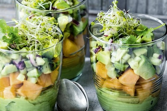 Eine Avocado-Melonen-Verrine sieht nicht nur gut aus - sie schmeckt auch so.