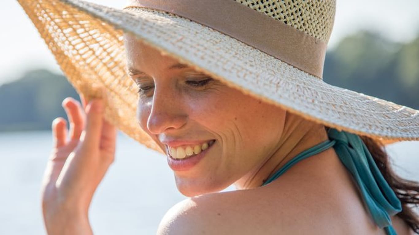 Am besten mit Hut: Wer sich viel in der Sonne aufhält, sollte die Haut vor der gefährlichen UV-Strahlung schützen.