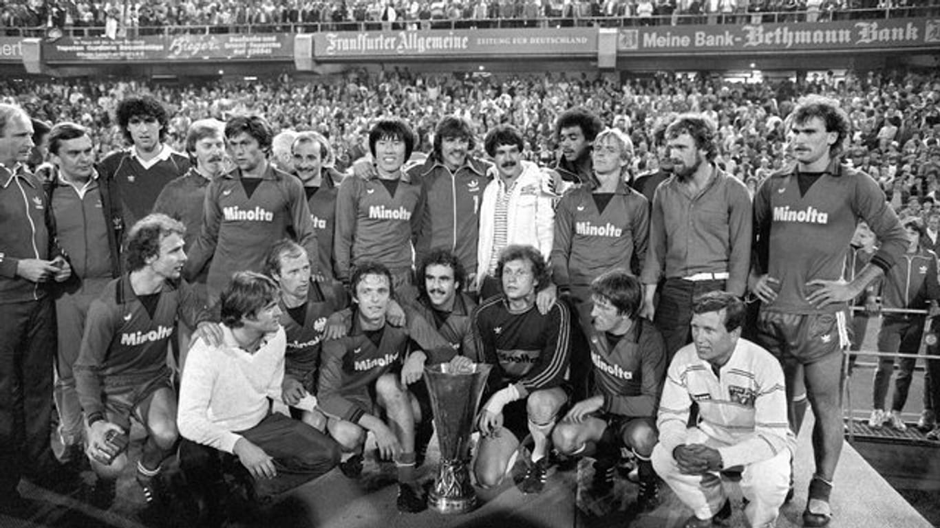 Die Eintracht-Spieler feiern den UEFA-Pokalsieg 1980.