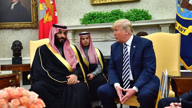Donald Trump trifft den Kronprinzen Mohammed bin Salman: Trump steht wegen seiner Haltung gegenüber Saudi-Arabien im Fall Khashoggi seit längerem in der Kritik.