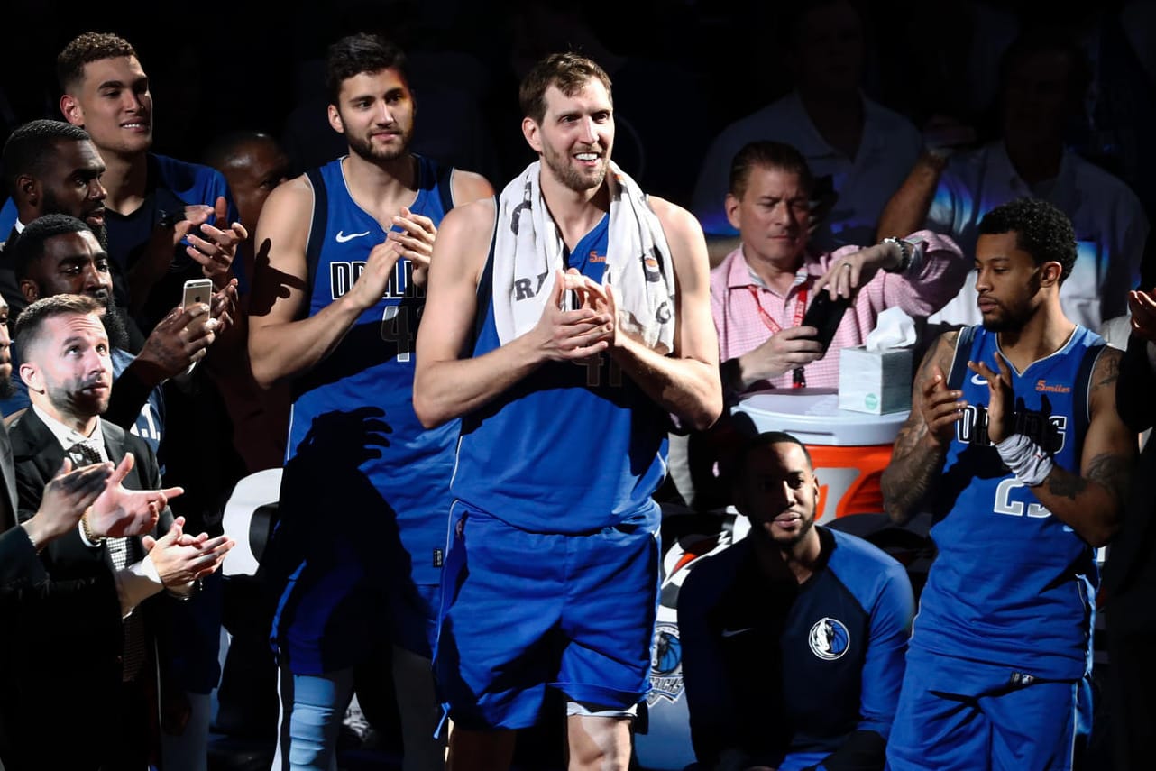 Dirk Nowitzki bei seinem letzten Heimspiel als aktiver Spieler der Dallas Mavericks: Der NBA-Star hat nach einem 120:109-Sieg sein Karriereende bekannt gegeben.