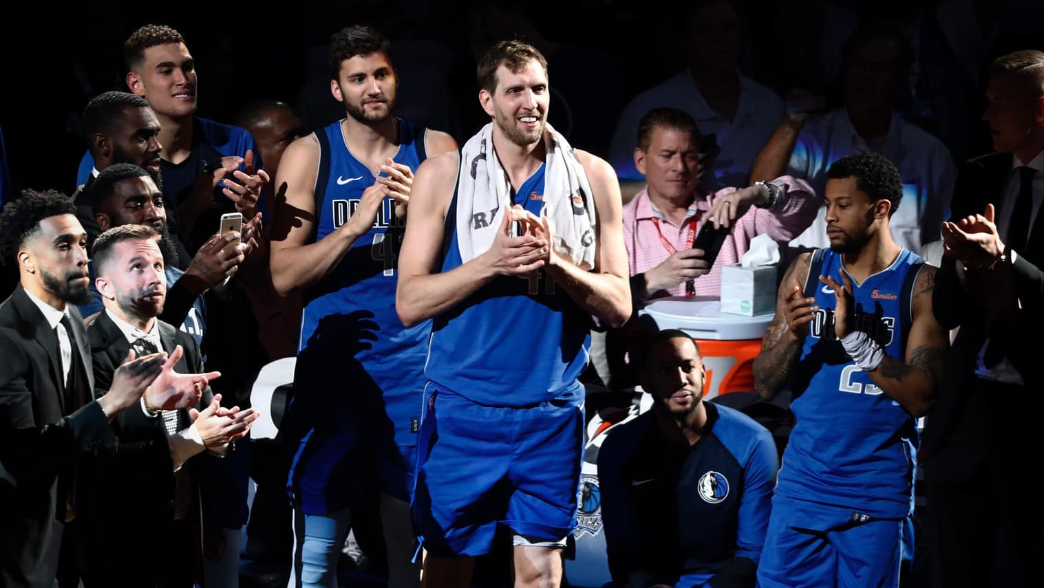 Dirk Nowitzki bei seinem letzten Heimspiel als aktiver Spieler der Dallas Mavericks: Der NBA-Star hat nach einem 120:109-Sieg sein Karriereende bekannt gegeben.