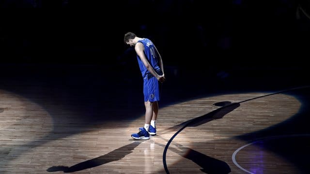Dirk Nowitzki wird nach dem Heimspiel der Dallas Mavericks verabschiedet. Dirk Nowitzki wird nach dem Heimspiel der Dallas Mavericks verabschiedet.