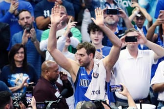 Dirk Nowitzki genießt in Dallas das Bad in der Menge.