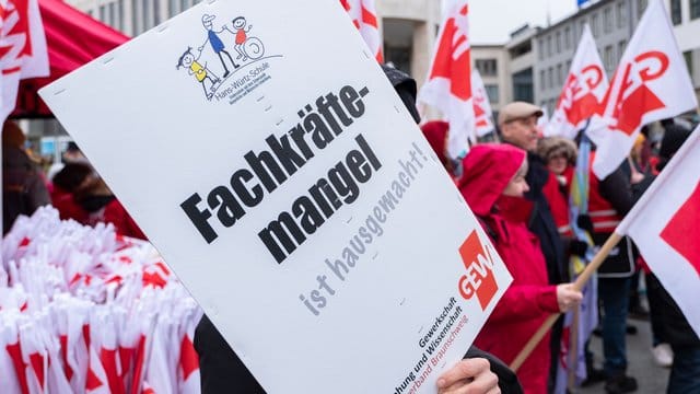 In Deutschland gibt es immer mehr Ungelernte und einen Fachkräftemangel.