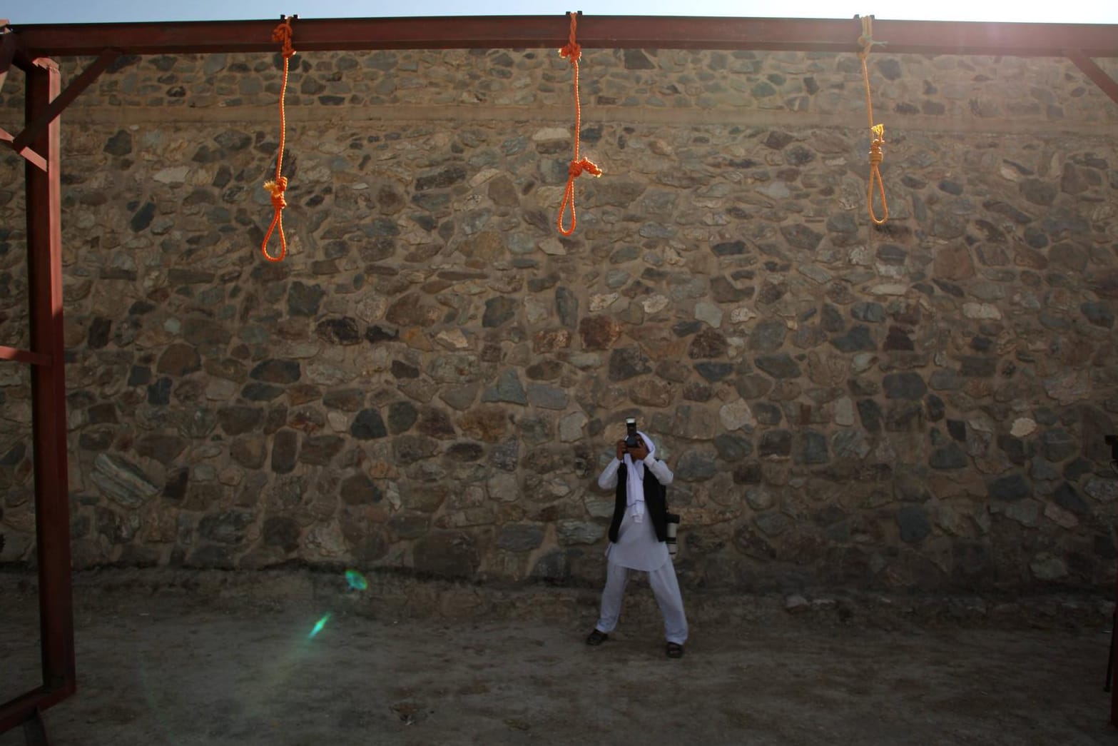 Ein Fotograf fotografiert einen Galgen kurz vor einer Exekution in Kabul: Die Zahl der Hinrichtungen ist laut Amnesty International zurückgegangen. (Symbolfoto)