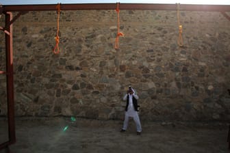 Ein Fotograf fotografiert einen Galgen kurz vor einer Exekution in Kabul: Die Zahl der Hinrichtungen ist laut Amnesty International zurückgegangen. (Symbolfoto)