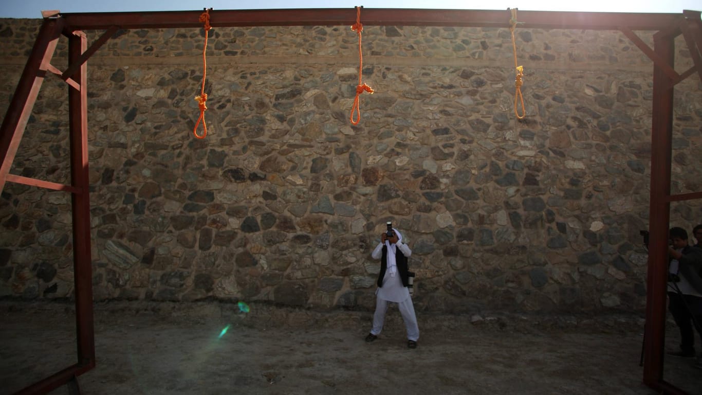 Ein Fotograf fotografiert einen Galgen kurz vor einer Exekution in Kabul: Die Zahl der Hinrichtungen ist laut Amnesty International zurückgegangen. (Symbolfoto)
