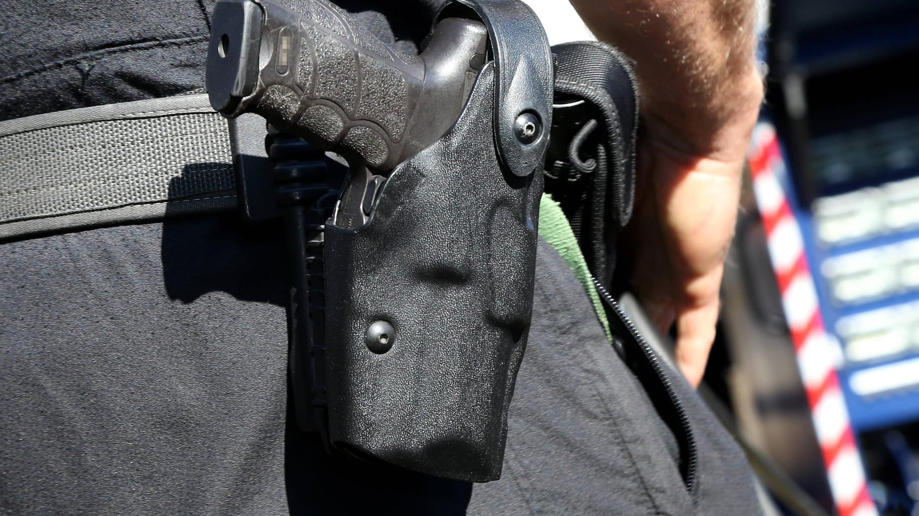 Die Waffe am Gürtel eines Polizisten: Bei der Razzia wurde der Tatverdächtige nicht gefasst. (Symbolbild) Die Waffe am Gürtel eines Polizisten: Bei der Razzia wurde der Tatverdächtige nicht gefasst. (Symbolbild)
