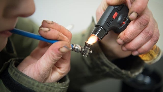 Crack-Raucher in Frankfurt am Main: Bis zu 300 Euro täglich brauchen die Abhängigen pro Tag, um ihren Stoff bezahlen zu können.