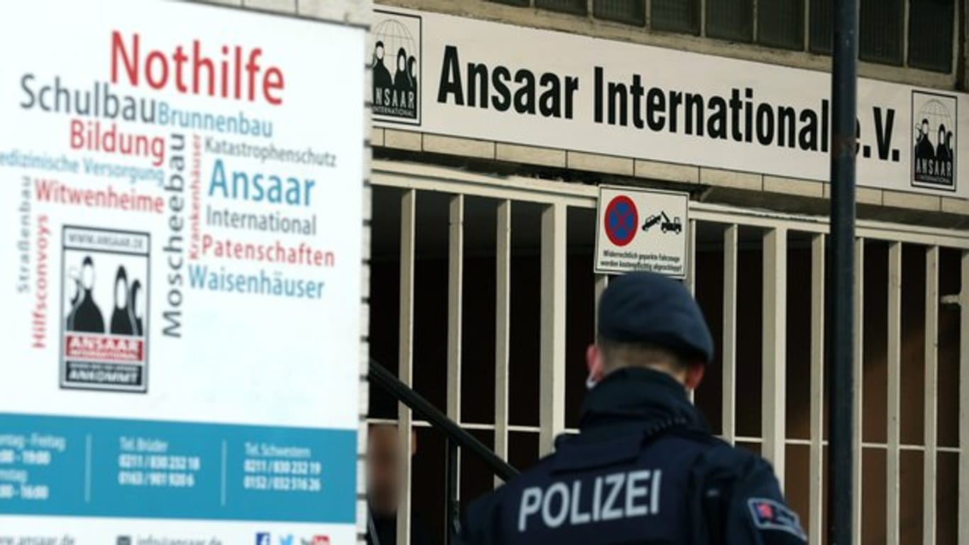 Polizeibeamte stehen vor dem Hauptsitz des Vereins Ansaar International in Düsseldorf.