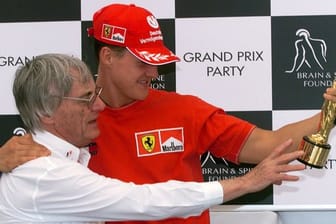 Michael Schumacher (r) und Bernie Ecclestone begutachten den "Bernie", einen Preis für den Fahrer des Jahres 2000.