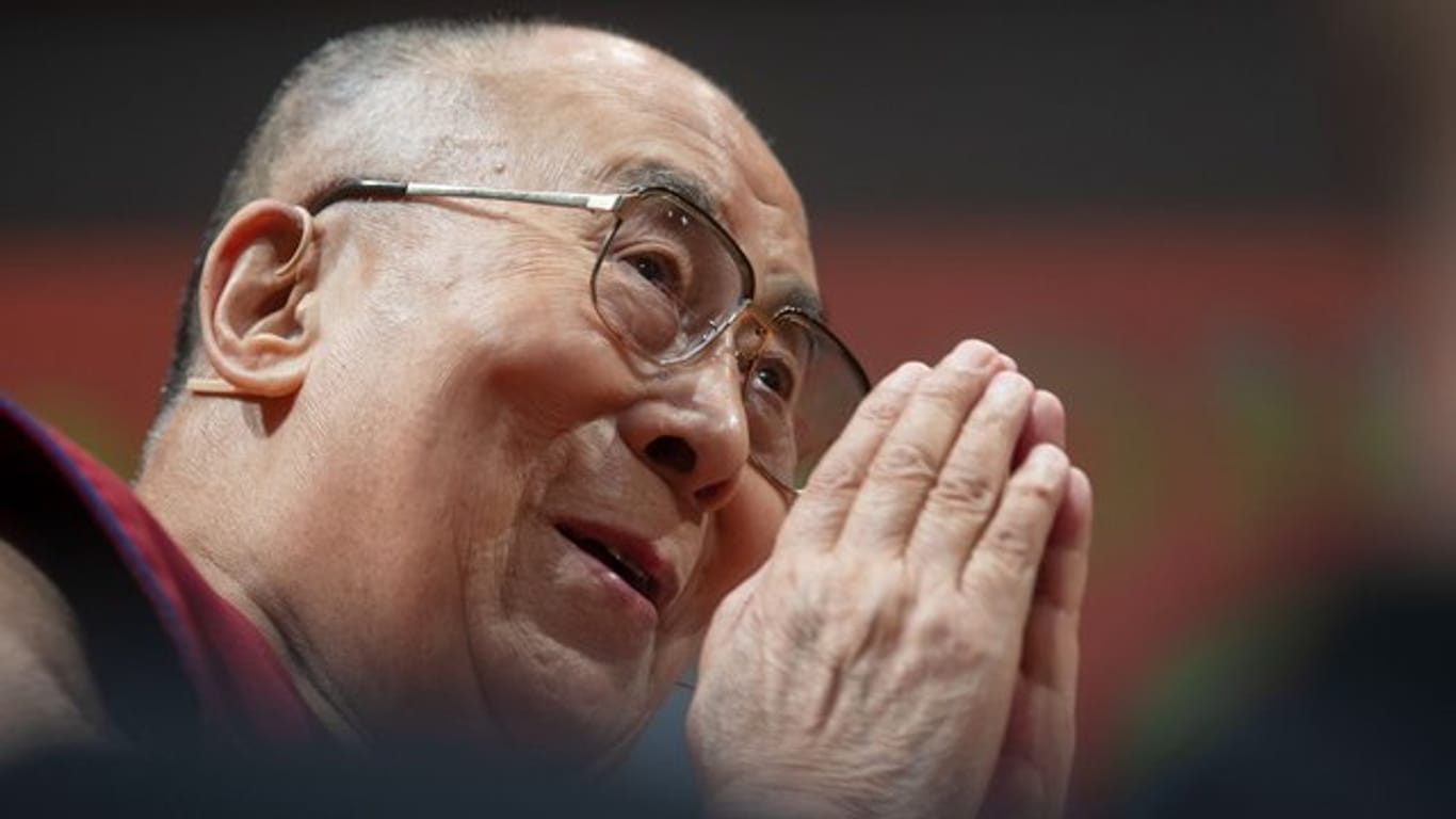 Dalai Lama, geistiges Oberhaupt der Tibeter, ist mit einer leichten Lungenentzündung in ein Krankenhaus ebracht worden.
