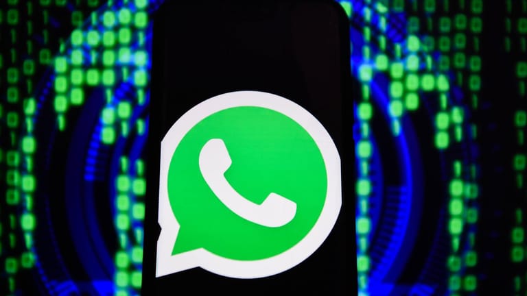 Das WhatsApp-Logo auf einem Smartphone (Symbolbild): WhatsApp beendet den Support für verschiedene ältere Betriebssysteme.