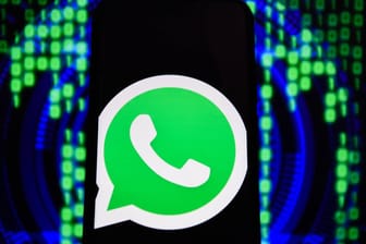Das WhatsApp-Logo auf einem Smartphone (Symbolbild): WhatsApp beendet den Support für verschiedene ältere Betriebssysteme.