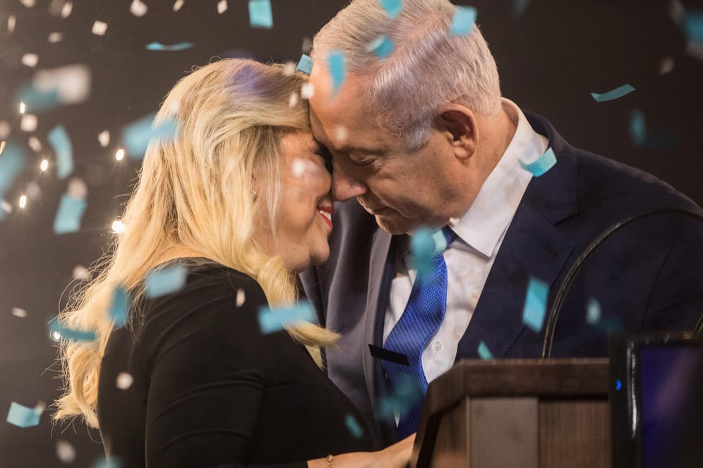 Benjamin Netanjahu, Premierminister von Israel, umarmt seine Frau Sara, nachdem die Wahllokale geschlossen wurden.