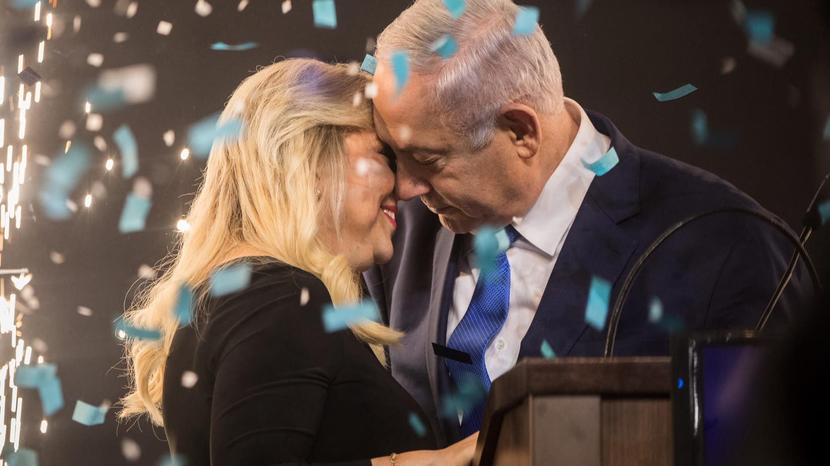 Benjamin Netanjahu, Premierminister von Israel, umarmt seine Frau Sara, nachdem die Wahllokale geschlossen wurden.