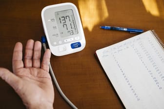 Mann misst Blutdruck: Das Senken des Blutdrucks durch Medikamente kann unter Umständen das Sterberisiko erhöhen.