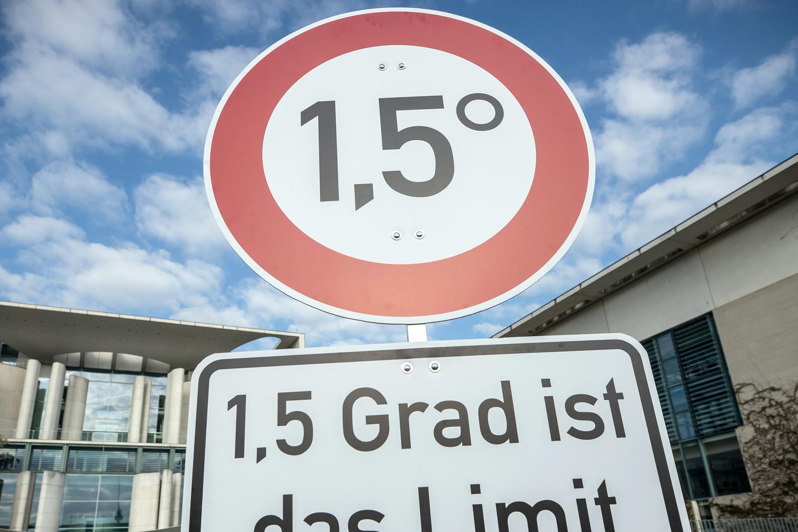 Eine Aktion vor dem Kanzleramt in Berlin: Die Klimaschutzziele bis 2030 sind ehrgeizig, bisher ist nicht klar, wie sie erreicht werden sollen. Das "Klimakabinett" soll nun Lösungen finden. (Symbolfoto)