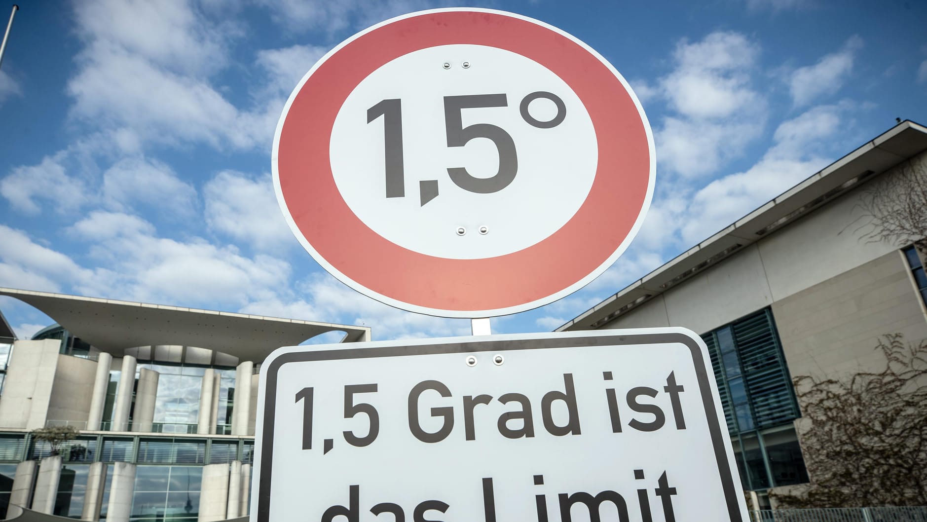 Eine Aktion vor dem Kanzleramt in Berlin: Die Klimaschutzziele bis 2030 sind ehrgeizig, bisher ist nicht klar, wie sie erreicht werden sollen. Das "Klimakabinett" soll nun Lösungen finden. (Symbolfoto) Eine Aktion vor dem Kanzleramt in Berlin: Die Klimaschutzziele bis 2030 sind ehrgeizig, bisher ist nicht klar, wie sie erreicht werden sollen. Das "Klimakabinett" soll nun Lösungen finden. (Symbolfoto)