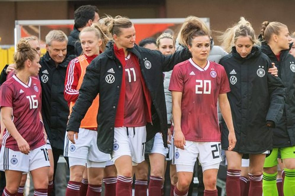 Die Spielerinnen des DFB-Teams gehen enttäuscht nach dem 2:2 gegen Japan über den Platz.