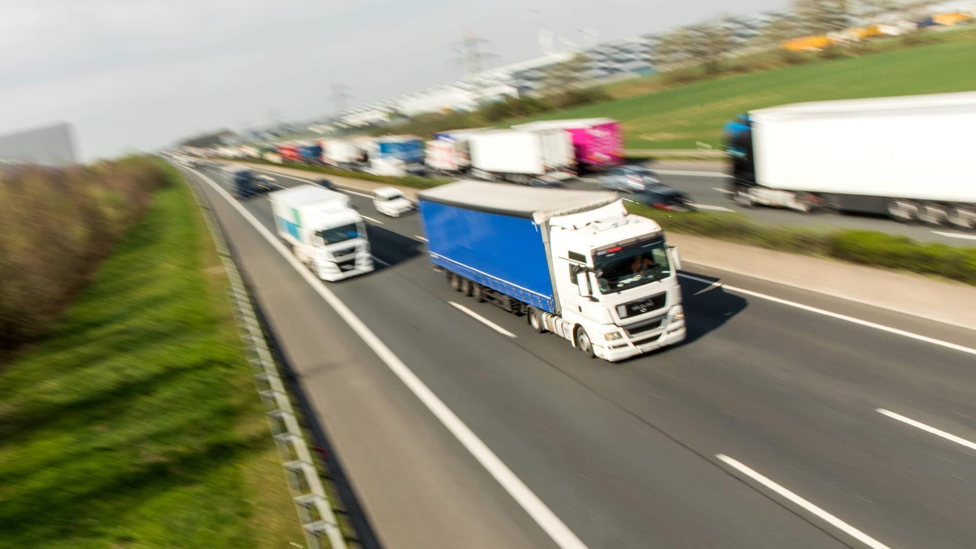 Ein LKW auf der Autobahn: Als der Fahrer bemerkte, dass sich seine Ladung ausdehnte, hielt er auf einem Rastplatz an und alarmierte die Polizei. (Symbolbild)