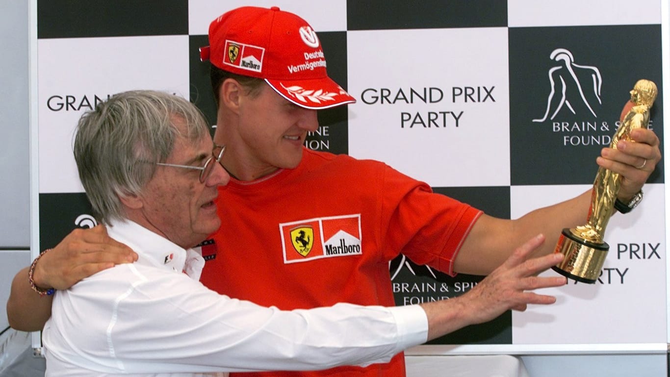 Barcelona 2001: Der damalige Formel 1-Chef Bernie Ecclestone (links) und Michael Schumacher.