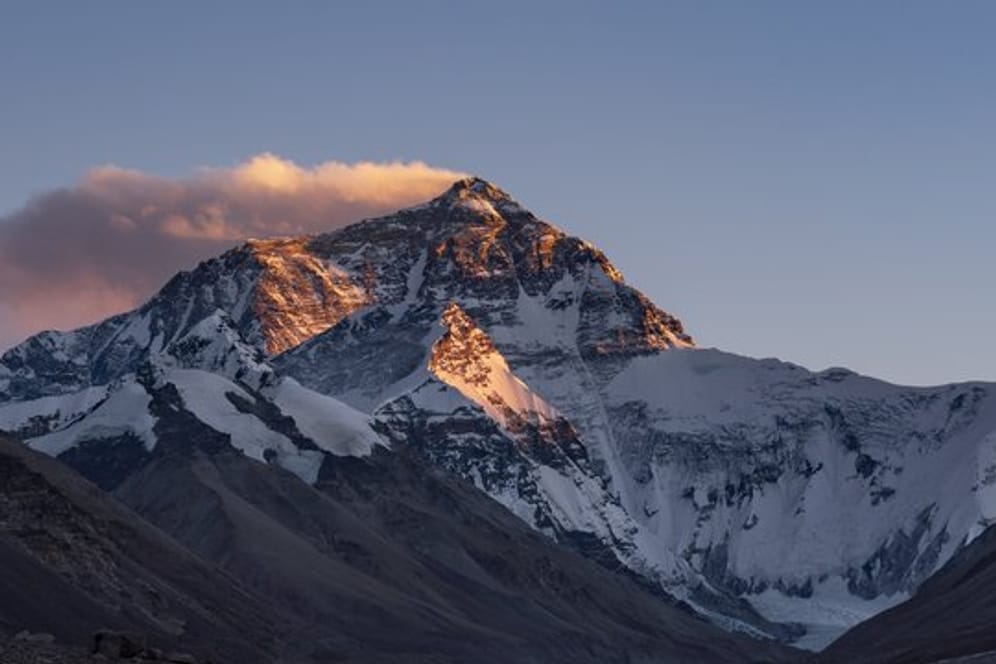 Der Sonnenuntergang färbt den Gipfel des Mount Everest (Nepal).