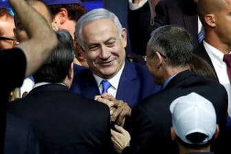Umringt von seinen Unterstützern: Israels alter und wohl auch neuer Ministerpräsident Benjamin Netanjahu in der Likud-Zentrale in Tel Aviv.