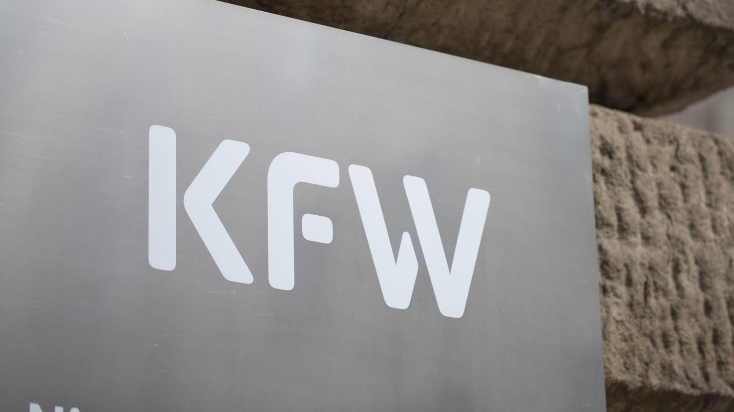 Logo der KfW-Bank: Das operative Ergebnis der KfW ist rückläufig – auf Grund des niedrigen Zinsniveaus.