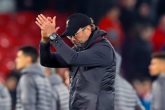 Liverpools Trainer Jürgen Klopp applaudiert nach dem Sieg über den FC Porto.