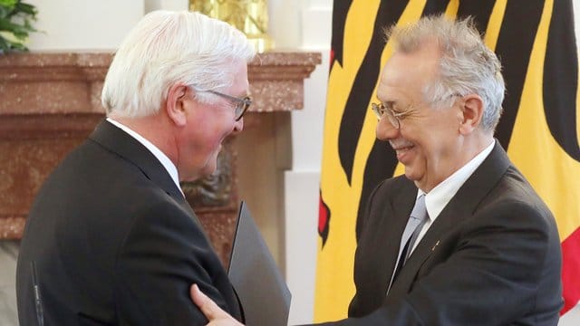 Bundespräsident Frank-Walter Steinmeier verleiht Dieter Kosslick das Bundesverdienstkreuz. Bundespräsident Frank-Walter Steinmeier verleiht Dieter Kosslick das Bundesverdienstkreuz.
