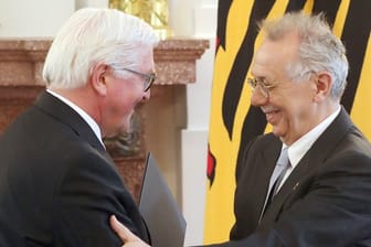 Bundespräsident Frank-Walter Steinmeier verleiht Dieter Kosslick das Bundesverdienstkreuz.