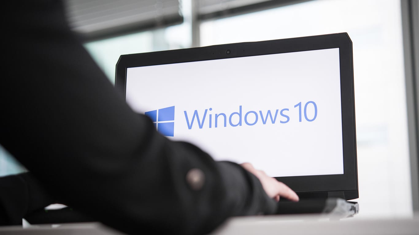 Der Schriftzug Windows 10 auf einem Rechner (Symbolbild): Wer ein veraltetes System nutzt, sollte es updaten.