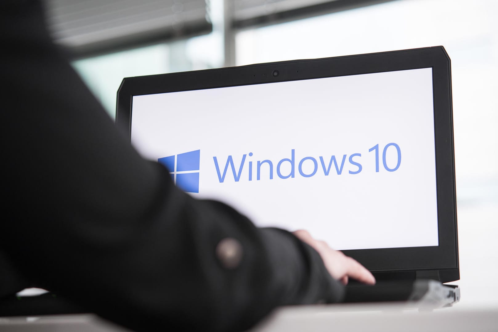 Der Schriftzug Windows 10 auf einem Rechner (Symbolbild): Wer ein veraltetes System nutzt, sollte es updaten.