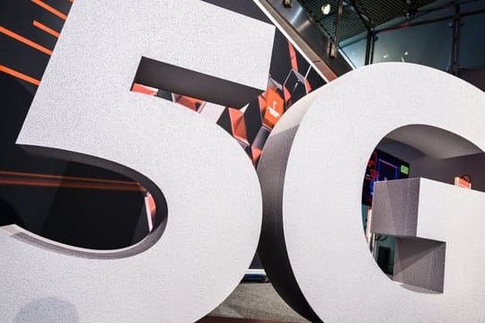 Die drei Netzbetreiber Deutsche Telekom, Vodafone und Telefónica (O2) sowie der Neueinsteiger Drillisch bieten derzeit um 5G-Mobilfunkfrequenzen.