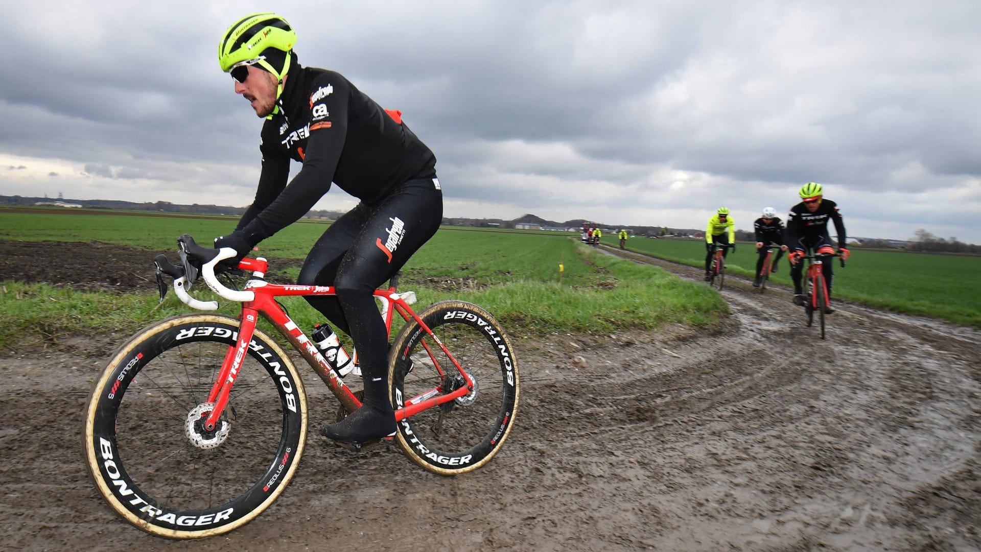 Wie hier im April 2018 wird John Degenkolb die Strecke von Paris-Roubaix auch in diesem Jahr vor dem Start nochmal intensiv inspizieren.